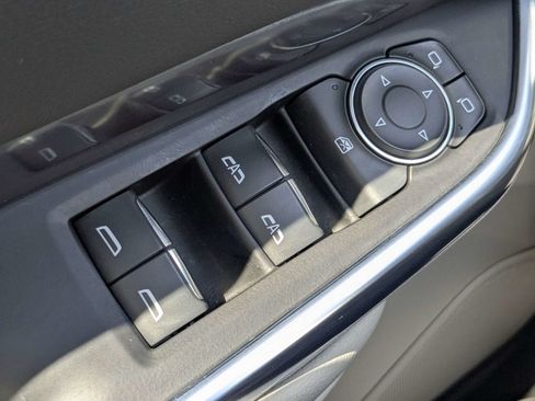 Used 2023 Cadillac XT4 Luxury w/ Cold Weather Package FWD image 25
