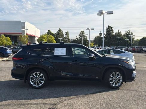Used 2022 Toyota Highlander Limited AWD/4WD image 3