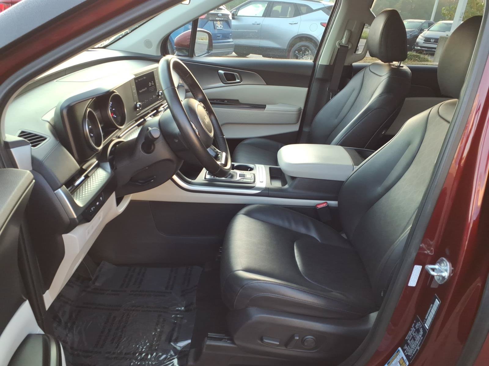 Used 2024 Kia Carnival LX FWD image 4