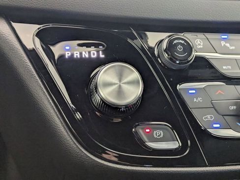 Certified 2025 Chrysler Pacifica Select image 20