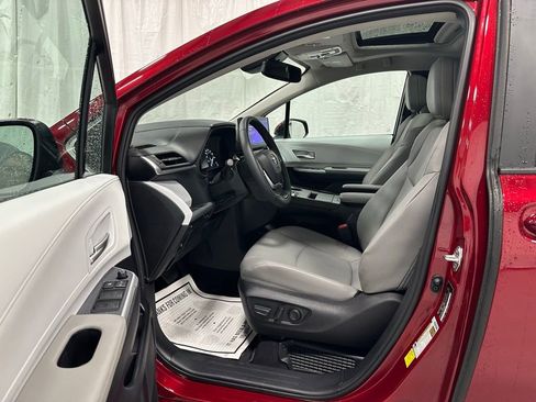 Used 2025 Toyota Sienna XLE AWD/4WD image 10