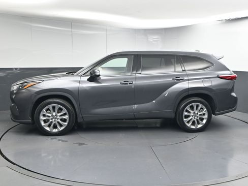 Used 2023 Toyota Highlander L image 5