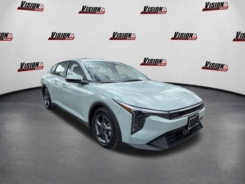 Used 2025 Kia K4 LXS image 3