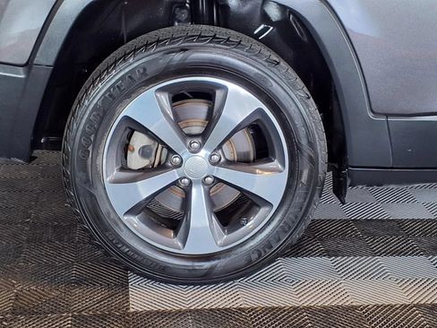Used 2019 Jeep Cherokee Limited AWD/4WD image 9