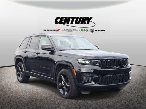 Used 2024 Jeep Grand Cherokee Altitude image 1