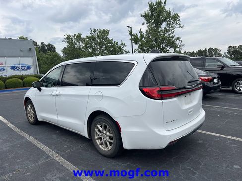 Used 2024 Chrysler Pacifica Touring-L FWD image 2