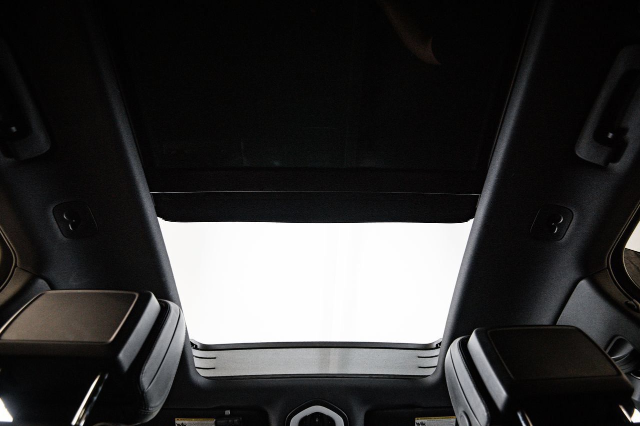 Certified 2024 Porsche Macan AWD/4WD image 30