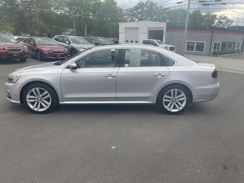 Used 2017 Volkswagen Passat 1.8T SE FWD image 2