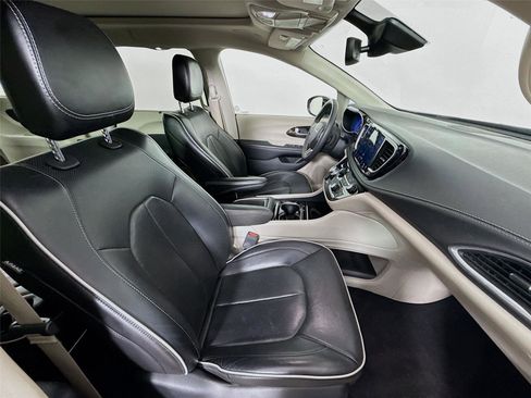 Used 2023 Chrysler Pacifica Limited FWD image 23