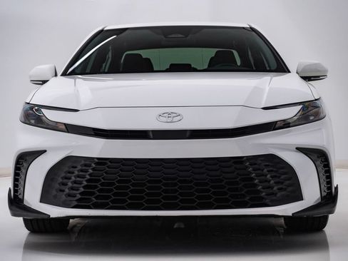 Used 2025 Toyota Camry SE FWD image 6