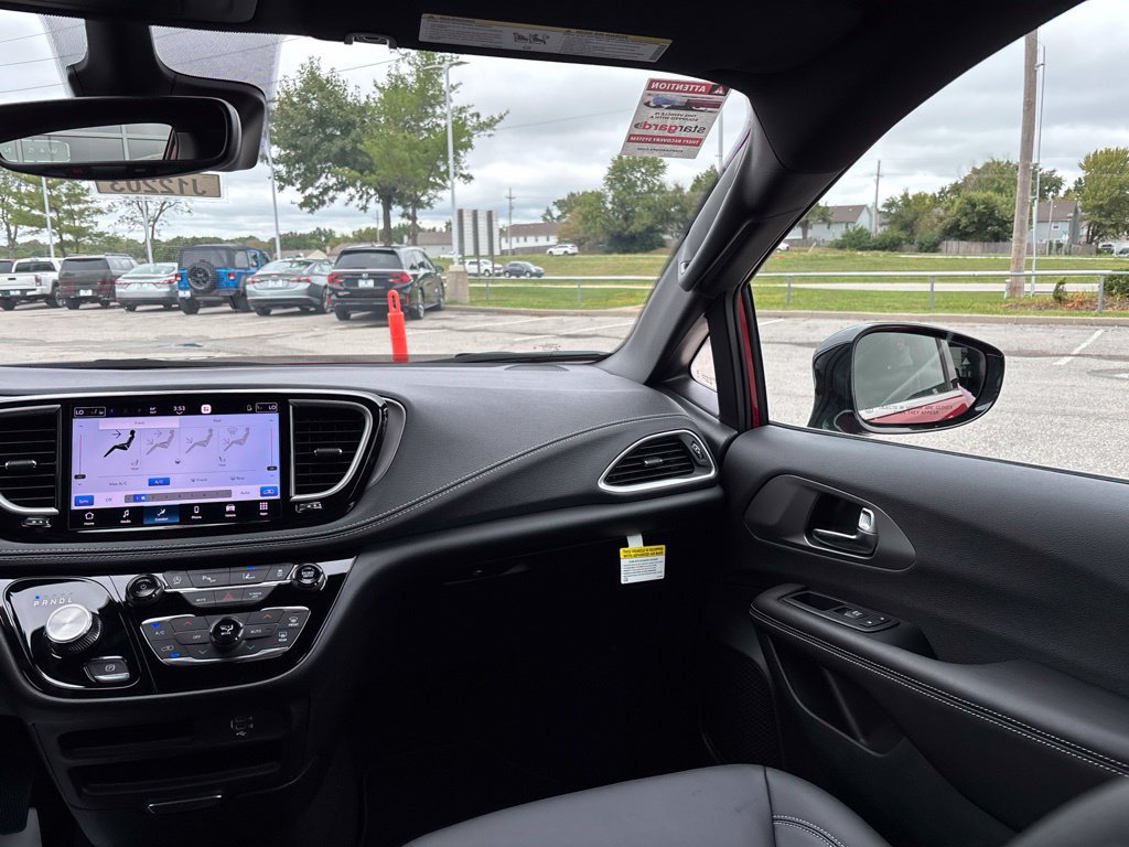 New 2027 Chrysler Pacifica Select FWD image 24