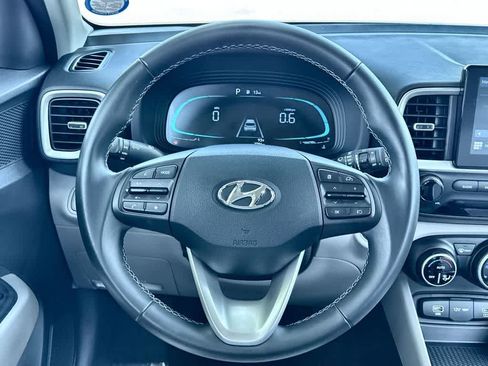Used 2025 Hyundai Venue SEL FWD image 15