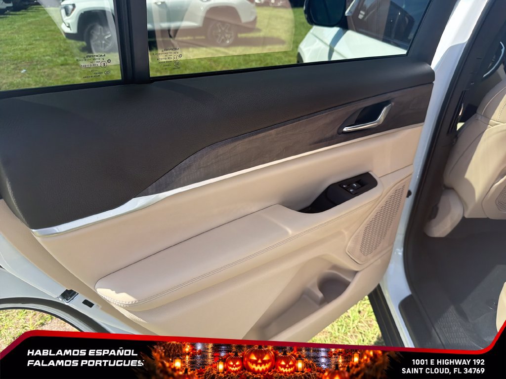 Used 2025 Jeep Grand Cherokee L Limited w/ Trailer Tow Package AWD/4WD image 22