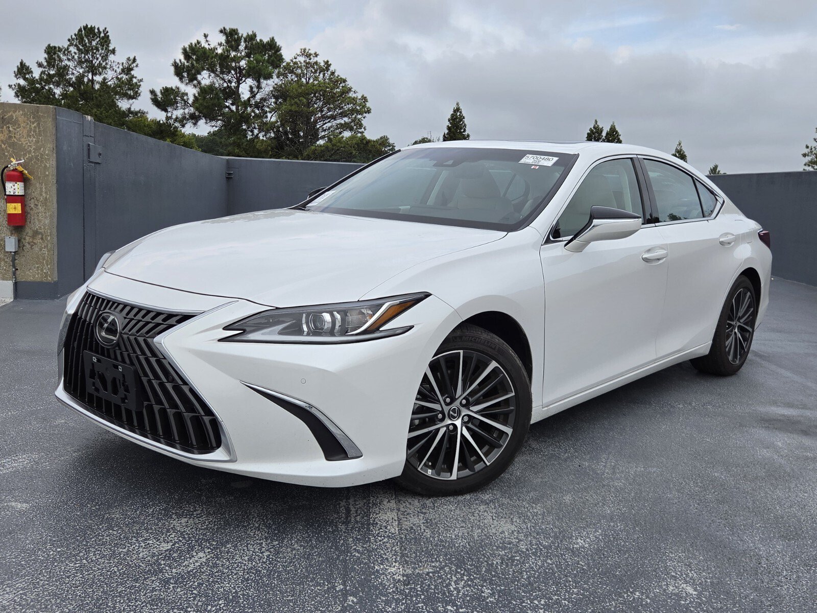 Used 2025 Lexus ES 350 w/ Premium Package FWD image 1