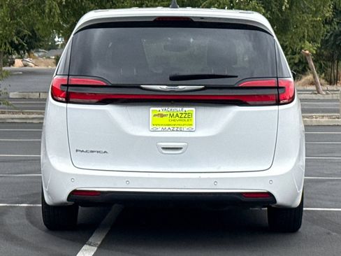 Used 2024 Chrysler Pacifica Touring-L FWD image 12