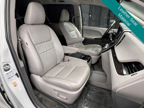Used 2018 Toyota Sienna XLE w/ XLE Navigation Package image 7