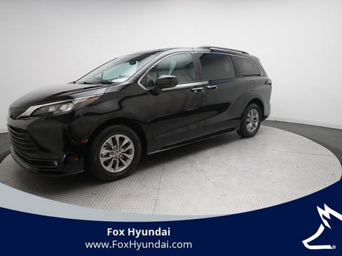 Used 2025 Toyota Sienna XLE FWD image 1