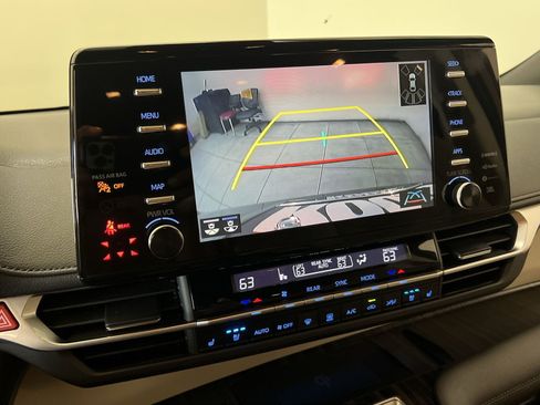 Used 2021 Toyota Sienna Limited FWD image 18