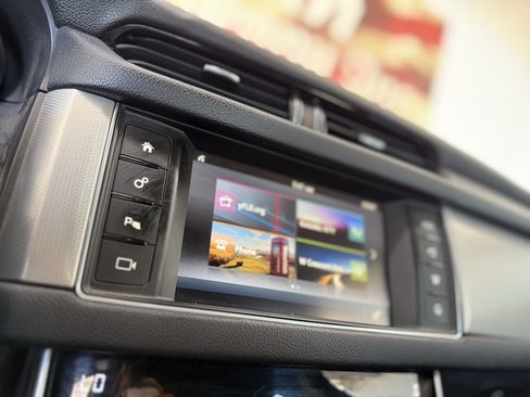 Used 2017 Jaguar XF Premium image 26