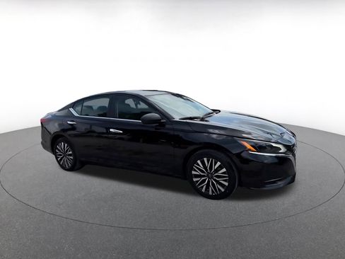 Used 2025 Nissan Altima 2.5 SV FWD image 2