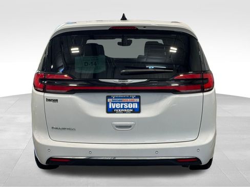 Used 2025 Chrysler Pacifica Select FWD image 6