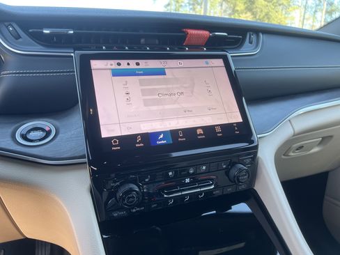 Used 2025 Jeep Grand Cherokee L Limited w/ Luxury Tech Group II image 36