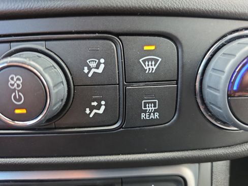 Used 2024 GMC Terrain SLT image 33