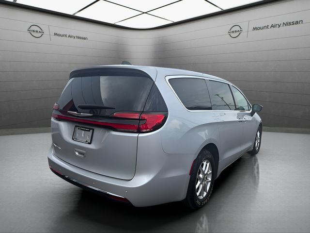 Used 2024 Chrysler Pacifica Touring-L FWD image 4
