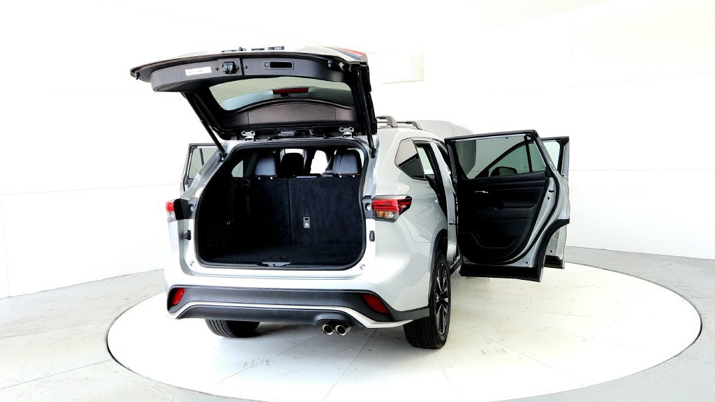 Used 2023 Toyota Highlander XSE AWD/4WD image 11