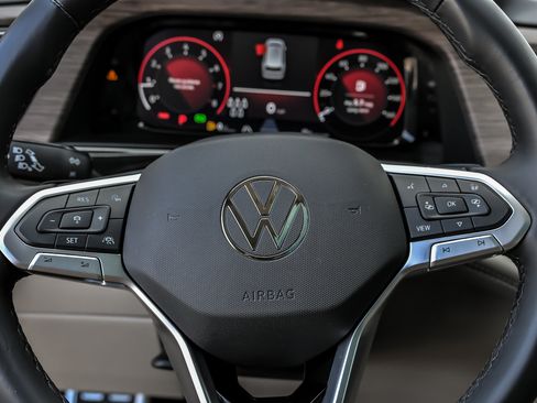 Used 2025 Volkswagen Atlas SEL Premium R-Line image 35