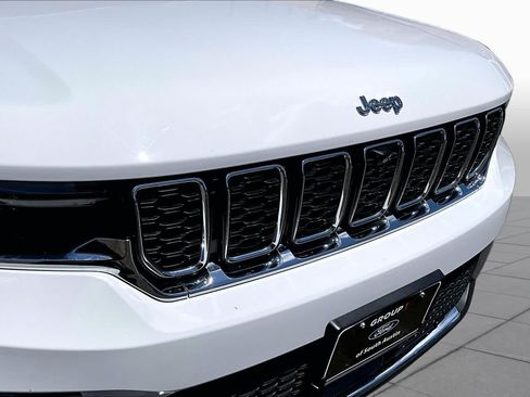 Used 2024 Jeep Grand Cherokee Limited w/ Luxury Tech Group II RWD image 30