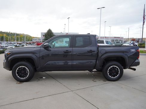 Used 2024 Toyota Tacoma TRD Off-Road image 5
