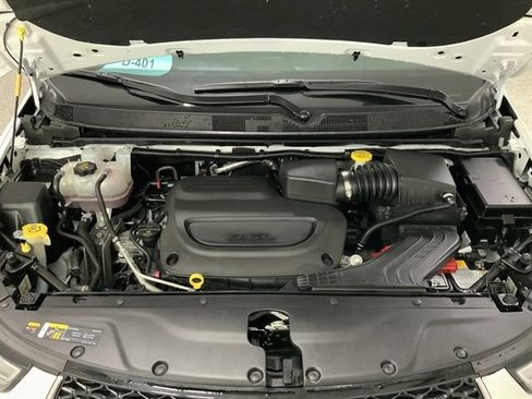 Used 2024 Chrysler Pacifica Touring-L image 11