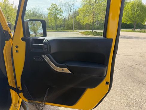 Used 2015 Jeep Wrangler Unlimited Rubicon w/ Dual Top Group AWD/4WD image 17