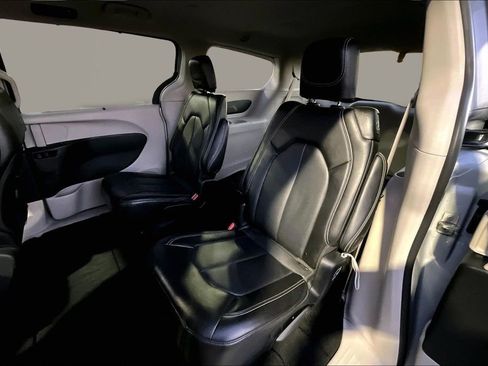 Used 2024 Chrysler Pacifica Touring-L image 16