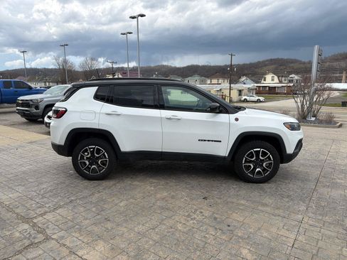 Used 2025 Jeep Compass Trailhawk AWD/4WD image 9