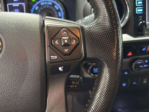 Used 2016 Toyota Tacoma TRD Off-Road AWD/4WD image 17