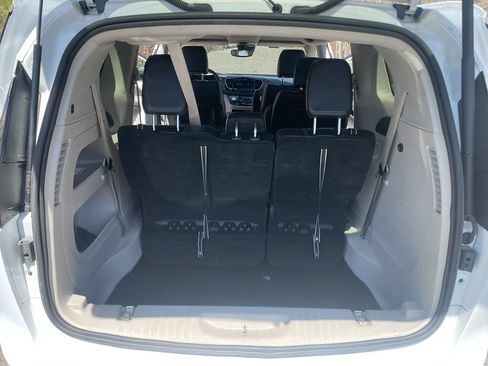 Used 2023 Chrysler Pacifica Touring-L FWD image 26