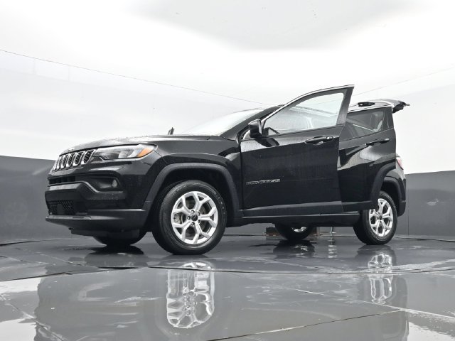 Used 2025 Jeep Compass Latitude AWD/4WD image 33