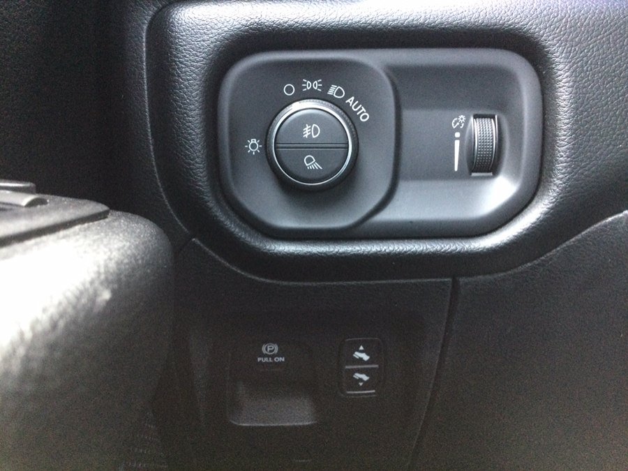 Used 2020 RAM 1500 4x4 Crew Cab image 38