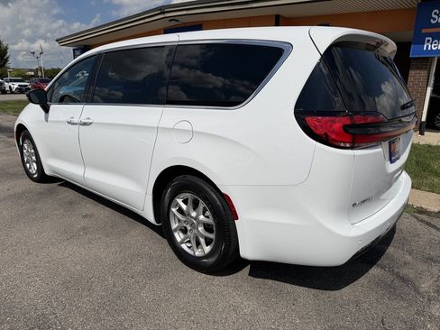 Used 2025 Chrysler Pacifica Select FWD image 3