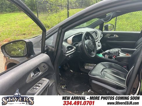 Used 2023 Chrysler Pacifica Limited w/ Uconnect Theater Family Group FWD image 10