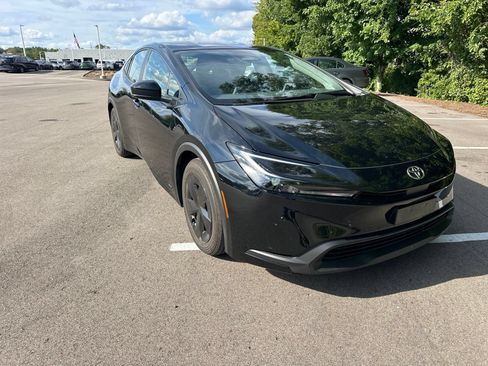 Used 2025 Toyota Prius LE AWD/4WD image 3