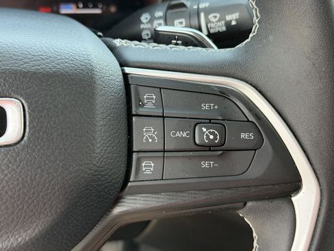 Used 2023 Jeep Grand Cherokee Laredo image 18