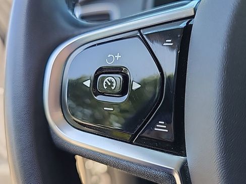 Used 2023 Volvo XC90 B5 Core image 18