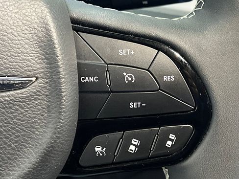 Used 2025 Chrysler Pacifica Limited image 58