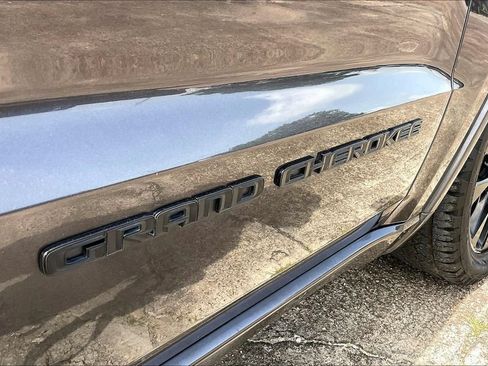 Used 2018 Jeep Grand Cherokee Altitude AWD/4WD image 19