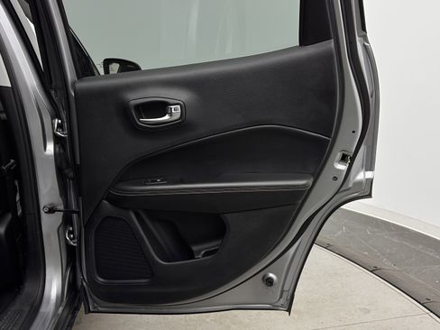 Used 2018 Jeep Compass Latitude FWD image 30