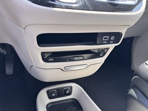 Used 2017 Chrysler Pacifica Limited FWD image 25
