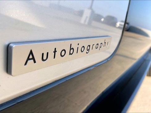 Used 2025 Land Rover Range Rover Long Wheelbase Autobiography image 8